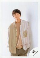 【中古】生写真(ジャニーズ)/アイドル/V6 V6/井ノ原快彦/膝上/V6 シングル「僕らは まだ/MAGIC CARPET RIDE」MV＆ジャケ写オフショット/公式生写真