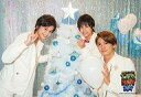 【中古】生写真(ジャニーズ)/アイドル/関西ジャニーズJr. 関西ジャニーズJr./集合(3人)/横型・上半身・衣装白・正門両手風船・クリスマスツリー/「X’mas SHOW 2017」オリジナルフォト