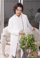 【中古】生写真(ジャニーズ)/アイドル/Snow Man Snow Man/岩本照/膝上・衣装白・グレー・右向き・右手..