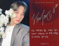 【中古】コレクションカード(男性)/CD｢Blood Moon(Blood ver.)｣封入特典フォトカード ONEUS/KEONHEE(コンヒ)/裏面赤・印刷サイン・メッセージ入り/CD「Blood Moon(Blood ver.)」封入特典フォトカード