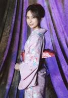 【中古】生写真(乃木坂46)/アイドル/乃木坂46 鈴木絢音(お藤)/膝上・背景紫/映画「死神遣いの事件帖 -傀儡夜曲-」メイジャー限定ムビチケカード特典ブロマイド