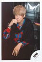 【中古】生写真(ジャニーズ)/アイドル/NEWS NEWS/小山慶一郎/膝上/シングル「未来へ/ReBorn」MV&ジャケ写オフショット/公式生写真