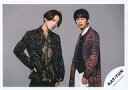 【中古】生写真(ジャニーズ)/アイドル/KAT-TUN KAT-TUN/亀梨和也 中丸雄一/横型 膝上/「KAT-TUN LIVE TOUR 2022 Honey」グッズオフショット/公式生写真