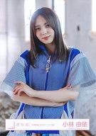 【中古】生写真(坂道シリーズ)/アイドル/櫻坂46 小林由依/上半身/櫻坂46ランダム生写真 ＜「車間距離」MVロケーション衣装＞