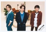 【中古】生写真(ジャニーズ)/アイドル/KAT-TUN KAT-TUN/亀梨和也・上田竜也・中丸雄一/横型・膝上/「KAT-TUN LIVE TOUR 2022 Honey」グ..