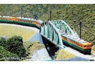 発売日 2022/09/30 メーカー KATO(カトー) 型番 1-447 JAN 4949727684734 備考 商品解説■直流急行形電車の決定版165系は、国鉄の急行網を広げた名車です。山岳区間に対応して主電動機出力の増大、勾配抑速ブレーキとノッチ戻し制御や耐寒耐雪設備を装備し、昭和38年(1963)から7年間で総数701両が製造されました。国鉄最後の直流急行形電車で、グリーン車やビュッフェ車なども存在し、東北(黒磯以南)・上越・甲信越・房総・東海・南紀地区などの急行・ローカル用に幅広く運用されました。(HO)165系が新開発の台車動力を採用し、ライトユニット回りも改良して新登場です。各地で見られた往年の急行列車をお楽しみいただけます。またモハ165を含む800番台各形式と、サウンドカード＜165系＞の製品化も予定しております。ご期待ください。【製品特長】(HO)165系をモーター車に台車動力を採用してリニューアル。台車動力化に際し、モーター車は必ず編成に入るモハ164に設定動力車1両の牽引性能は、動力車本体を含め4両が目安です。従来製品との混結も可能。 ※新旧動力混合の運転はスムースな走行の妨げとなるため推奨しません。サハ165 0番台を初の製品化。新製冷房車のためベンチレーターが少ない屋根、前位側妻面に窓が2枚、後位側は冷却用風道のない妻面を再現ライトユニットは各車両ともLEDを採用(ヘッドライト…電球色、前面表示幕…白色)。運転台部品に運番表示を表現(非点灯)クハ165/クモハ165の信号炎管は橙色で設定窓回り各所のHゴムは全てグレーで再現。臭気抜き窓のHゴムもグレーで再現3両セットにはヘッドマークを付属：「佐渡」「東海」「外房」「内房」DCC非対応【セット内容】サロ165【付属品】貫通ホロ(扉付)胴受車両番号レタリングシート【関連オプションパーツ】7-504 (HO)HOゲージ用 LED室内灯クリア【商品詳細】スケール：1/80 関連商品はこちらから KATO(カトー)　