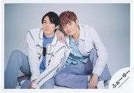 【中古】生写真(ジャニーズ)/アイドル/ふぉ〜ゆ〜 ふぉ〜ゆ〜/松崎祐介・辰巳雄大/横型・全身/ふぉ〜ゆ〜 アーティスト写真撮影オフショット/公式生写真