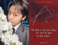コレクションカード(男性)/CD｢Blood Moon(Blood ver.)｣封入特典フォトカード ONEUS/HWANWOONG(ファンウン)/裏面赤・印刷サイン・メッセージ入り/CD「Blood Moon(Blood ver.)」封入特典フォトカード