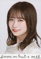 【中古】生写真(乃木坂46)/アイドル/乃木坂46 秋元真夏/バストアップ・紅白2021衣装2・ホログラム仕様/レア/「2022 March-II」乃木コレ ランダム生写真
