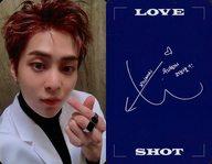 【中古】コレクションカード(男性)/CD「Repackage Album Love Shot」(SHOT Ver.)封入特典フォトカード EXO/シウミン(XIUMIN)/裏面青 印刷サイン入り/CD「Repackage Album Love Shot」(SHOT Ver.)封入特典フォトカード