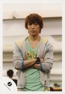 【中古】生写真(ジャニーズ)/アイドル/ふぉ〜ゆ〜 ふぉ〜ゆ〜/越岡裕貴/上半身・衣装グレー・黄緑・腕組み・口閉じ/公式生写真