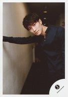 【中古】生写真(ジャニーズ)/アイドル/ジャニーズJr. ジャニーズJr./渡辺翔太/上半身・衣装黒・右手壁/18春 長谷川純・Snow Man・ジュニア 「滝沢歌舞伎2018」パンフレット撮影オフショット/公式生写真