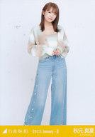 【中古】生写真(乃木坂46)/アイドル/乃木坂46 秋元真夏/全身・マルチカラーニット/「乃木坂46 2023.January-II」WebShop 限定ランダム生写真