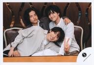 【中古】生写真(ジャニーズ)/アイドル/少年忍者 少年忍者/深田竜生・鈴木悠仁・豊田陸人/横型・膝上/少年忍者「俺たちのBANG!!!〜大劇場を占拠せよ〜」グッズオフショット/公式生写真