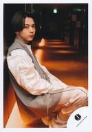 【中古】生写真(ジャニーズ)/アイドル/少年忍者 少年忍者/織山尚大/膝上/少年忍者「俺たちのBANG!!!〜大劇場を占拠せよ〜」グッズオフショット/公式生写真