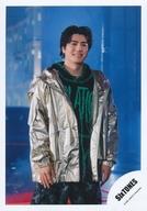 【中古】生写真(ジャニーズ)/アイドル/SixTONES SixTONES/森本慎太郎/膝上/シングル「ABARERO」MV＆ジャケ写オフショット/公式生写真