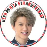 【中古】バッジ ピンズ 石渡真修 缶バッジイベントビジュアルver. 「猫のひたいほどワイド 祝5周年感謝祭 -不良猫の青い春-」 tvkショップ限定