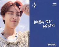 【中古】コレクションカード(男性)/CD｢Equal｣封入特典フォトカード Woodz(チョ・スンヨン)/バストアップ・衣装ベージュ・水色・左手指ハート・目閉じ・裏面印刷メッセージ入り/CD「Equal」封入特典フォトカード