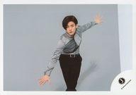 【中古】生写真(ジャニーズ)/アイドル/ジャニーズ ジャニーズ/目黒蓮/横型・膝上・衣装グレー・足交差/18春 長谷川純・Snow Man・ジュニア 「滝沢歌舞伎2018」パンフレット撮影オフショット/公式生写真
