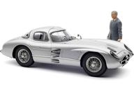 【中古】ミニカー 1/18 メルセデス・ベンツ 300 SLR クーペ 1955 Rudolph Uhlenhautフィギュア+ 彫刻プレート付アクリル板台座付属 [M-246]