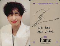 【中古】コレクションカード(男性)/CD「1st Mini Album Fame」(SEUNG ver.)特典フォトカード VICTON/ハン・スンウ(HAN SEUNG WOO)/バストアップ・両手下げ・目閉じ・裏面グレー・印刷サイン入り/CD「1st Mini Album Fame」(SEUNG ver.)特典フォトカード