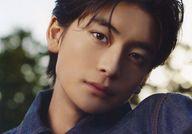 【中古】キャラカード 高橋文哉 A5版ビジュアルカード 「2024年卓上カレンダー『FUMIYA TAKAHASHI 2024 CALENDAR』」 オフィシャルショップ購入特典のサムネイル