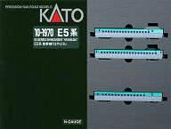 発売日 2025/02/14 メーカー KATO(カトー) 型番 10-1970 JAN 4949727694771 中古注意事項 ※本製品に動力ユニットは付属いたしません、予めご了承ください。 備考 商品解説■──東京〜新函館北斗を結ぶE5系新幹線を普通車全車の一部窓が閉塞された現行仕様にアップデート！【商品紹介】東京〜新函館北斗間を結ぶ列車「はやぶさ」などで活躍しているE5系新幹線は、国内営業最高速度320km/hでの運転が行われています。登場時と比べて大形の荷物を携行する外国人旅行者が増えてきたことから、2・4・6・8号車の座席の一部が大形荷物置場へと変更され、窓の一部が埋められる工事が施されました。さらにその後、1・3・5・7号車にも同様の工事が施され、9・10号車を除く全車に設置工事が波及しました。【製品特長】従来製品とは異なるU3編成を製品化荷物置場設置に伴い1〜8号車の一部の窓が閉塞された現在の仕様を再現側面行先表示は「はやぶさ 1 新函館北斗」を印刷済特徴的な先頭部の形状とカラーリングをリアルかつ的確に再現台車を覆っているスカート形状を再現実車同様の車体傾斜機構を装備E514-3は、他形式との併結運転が可能な先頭部連結機構を搭載スロットレスモーターの採用で、スムースかつ静粛な走行性を実現ヘッド/テールライト点灯(消灯スイッチ付)最少通過曲線半径：R315DCCフレンドリー【セット内容】E525-3E526-303E515-3【関連オプションパーツ】11-211/212 LED室内灯クリア/(6両分入)【商品詳細】スケール：1/160 関連商品はこちらから KATO(カトー)　