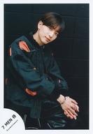 生写真(STARTO)/アイドル/7 MEN 侍 7 MEN 侍/中村嶺亜/膝上/プロフィール写真撮影オフショット2024/公式生写真