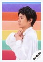 【中古】生写真(ジャニーズ)/アイドル/Kis-My-Ft2 Kis-My-Ft2/横尾渉/上半身・衣装白・左向き・両手首元・背景レインボー/シングル「君、僕。」MV&ジャケ写オフショット/公式生写真
