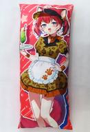 【中古】クッション・抱き枕・本体 赤見かるび(レッド) ロングクッション 「バーチャルYouTuber 赤見かるび×GiGO おにくの国のキャンペーン 2024」