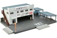 発売日 2025/05/30 メーカー トミーテック 型番 335030 JAN 4543736335030 備考 商品解説■──レイアウトが楽しい！集めて楽しむジオラマの世界。同時期新発売！(別売り)「ザ・カーコレクション基本セット選(セレクト)JPNタクシー」等と組み合わせてお好みの営業所を再現可能！セット内容：建物、ベース、片持屋根、小物本体サイズ： W165×H60×D115(mm)完全塗装済み 組み立てキットNゲージ 1/150スケール【商品詳細】スケール：1/150 関連商品はこちらから トミーテック　