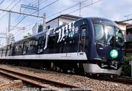 発売日 2026/03/28 メーカー KATO(カトー) 型番 10-2158 JAN 4949727704418 新品注意事項 ※本製品に動力ユニットは付属しておりません。予めご了承下さい。 備考 商品解説■──「埼玉西武ライオンズ」のカラーと球団ロゴがあしらわれたラッピング電車。副都心線、東横線などでも活躍中！【商品紹介】「L-train(エルトレイン)」は、西武鉄道を運営母体とするプロ野球球団「埼玉西武ライオンズ」とのコラボレーションラッピング電車で、同チームのカラーである「レジェンド・ブルー」に球団ロゴやシーズンごとの選手の写真などがあしらわれているのが特徴です。初代は平成22年(2010)に登場、その後は時代とともに車両やデザインを変えながら運行が続いています。令和7年(2025)3月からは、新たに四代目として40000系50番台を使用した編成が1編成登場し運行を開始しました。これまでの「L-train」の基本デザインを踏襲しつつ、埼玉西武ライオンズを身近に感じられるよう球団のシンボルである「レオマーク」が新たに配されています。今年運行を開始したばかりの四代目「L-train(エルトレイン)」を早くも製品化いたします。「レジェンド・ブルー」を基調に裾部が白く塗り分けられたカラーリング、赤色となった「LONG」表示など通常編成と異なる特徴を再現いたします。好評発売中の〈10-1961/1962 西武鉄道40000系50番台〉や〈10-2019〜2021 西武鉄道40000系〉とのすれ違い運転はもちろん、コレクションとしてもおすすめです。【製品特長】ラッピングが施された令和7年(2025)3月以降の40152編成を製品化埼玉西武ライオンズのチームカラーである「レジェンド・ブルー」にラッピング、チームのロゴを随所にあしらったデザインを再現裾部が白く塗り分けられたカラーリング、中央寄り2ヶ所のみが白い中間車客扉、通常編成と異なり赤色となった「LONG」表示など、各所に配されたロゴ類を再現スカートおよび妻面はラッピングなしの銀色で再現中間連結部は各車ともボディマウント密連形カプラー(フックなし)を採用。先頭部はダミーカプラーを採用側面表示は黒色印刷。行先表示シール付属基本セットの化粧箱および増結セットのスリーブは特装デザインを採用DCCフレンドリー【セット内容】402524035240452407524085240952【付属品】なし【関連オプションパーツ】11-211/212 LED室内灯クリア/6両分入【商品詳細】スケール：1/150 関連商品はこちらから KATO(カトー)　