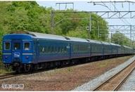 発売日 2026/06/27 メーカー トミックス(TOMIX) 型番 HO-9132 JAN 4543736591320 中古注意事項 ※本製品に動力ユニットは付属しておりません。予めご了承下さい。 備考 商品解説■──1/80スケールで楽しむJR東日本車両で構成された北斗星3・4号と晩年の臨時北斗星【実車ガイド】●北斗星・JR東日本仕様について北斗星は1988年の青函トンネル開通に登場した上野〜札幌間の寝台特急列車で、個室寝台やロビーカーなど豪華な設備を誇りました。長年東京と北海道を結ぶ列車として活躍しましたが、北海道新幹線開業に伴い、2015年惜しまれながらその活躍に終止符を打ちましたJR東日本の車両のみで構成された編成は3往復時代の北斗星3〜6号、2往復時代の3・4・81・82号で活躍したほか、2015年3月の定期運用廃止後8月までの間運転された臨時北斗星にて見ることができました●エルムについて寝台特急「エルム」は、上野〜札幌間の「北斗星」を補完する列車として1989年7月より繁忙期を中心に、同区間で運転されました「北斗星」と共用の開放式B寝台車のみの編成で、当初は24系24形0番代の改造車も使用されましたが、2000年代になると24系25形を中心とした編成となり、2006年まで運転されました【ポイント】＜HO-9131＞＜HO-9132＞はJR東日本仕様の北斗星を再現基本セット×1、増結セット×1と各種単品で北斗星3・4号が基本セット×1、増結セット×2と各種単品で閑散期の北斗星3・4号、または2015年4〜8月の臨時列車化後の北斗星が再現可能＜HO-9133＞は2000年代の寝台特急エルムを再現できるセット各車両は北斗星セット・単品と異なる形態の車両を収録 カニ24-500形のJRマークは高さの異なる姿を再現オハネフ25-200形、オハネ25-0・100形は異なる非常口部の形状を再現スシ24-500形のテーブルランプは丸型で再現、付属パーツへの交換で交換前の傘型に変更可能靴摺り、ドアレールは銀色で再現【製品化特徴】トイレタンク表面に貼付して耐寒型形状を再現可能な排出口カバーパーツ付属妻面の形式自重換算表記など一部表記類印刷済み靴摺り、ドアレールは印刷済み車側表示灯工場取付済み上段寝台用ハシゴを別パーツで再現、ハシゴは開閉選択可能車番は選択式でメタル転写シート対応(HO-9131・9133・5032・5034に付属)側面方向幕は内貼り式シールで再現(HO-9131・9133に付属)密自連形TNカプラー標準装備トレインマーク、側面方向幕は内貼り式シールで再現最小半径R600通過可能(S字線形を除く)＜HO-9131＞についてJR東日本の車両で運転された2往復時代の3・4号、および2015年に運転された臨時北斗星を再現スシ24-500形のテーブルランプは丸型で再現、付属パーツへの交換で交換前の傘型に変更可能オハネフ25-200形は非常口部に水切りの残る車両を再現Hゴムはカニ24-500形とスシ24-500形のドアのみ黒色、その他はグレーで再現AU77形クーラーはオハ25-500形は新型の姿を装備トレインマーク印刷済みパーツ「北斗星」付属オハネフ25-200形、カニ24-500形のテールライト、トレインマークは基板装備、ON-OFFスイッチ付オハネフ25-200形、カニ24-500形の車掌室側はケイディー互換タイプ装備＜HO-9132＞についてオロネ25-500形、オロハネ25-500形、オロハネ24-550形の計3両セット2015年の臨時北斗星、2003〜2005年頃の閑散期 北斗星3・4号編成の場合は2セット、通常期の北斗星3・4号編成の場合は1セットを使用オロハネ24-550・オロハネ25-500形のロイヤル個室のイスは茶色、オロネ25-500形のイスは赤で再現オロネ25-500形、オロハネ25-500形のHゴムはグレー、オロハネ24-550形のHゴムは黒色で再現AU76・77形クーラーは全車新型で再現＜HO-9133＞についてJR東日本の車両で運転された2000年代の寝台特急エルムを再現各単品製品を加えることで10両編成が再現可能オハネフ25-200形は非常口部が原型に近い形を新規製作で再現オハネ25-0・100形は非常口部に水切りのある姿を新規製作で再現カニ24-500形はJRマークの位置が低い508番を再現Hゴムはカニ24-500形のみ黒色、その他はグレーで再現AU77形クーラーはオハネ25-0・100形は新型の姿を再現トレインマーク印刷済みパーツ「エルム」付属オハネフ25-200形、カニ24-500形のテールライト、トレインマークは基板装備、ON-OFFスイッチ付オハネフ25-200形、カニ24-500形の車掌室側はケイディー互換タイプ装備＜HO-5032＞について北斗星、エルムの増結に使用するオハネフ25-0形1両の単品非常口部の塞ぎ板に水切りのない姿を再現AU77形クーラーは原型で再現テールライト、トレインマークは基板装備、ON-OFFスイッチ付Hゴムは黒色で再現＜HO-5034＞について北斗星、エルムの増結に使用するオハネフ25-200形1両の単品非常口部の塞ぎ板に水切りのない姿を再現AU77形クーラーは新型の姿を再現テールライト、トレインマークは基板装備、ON-OFFスイッチ付Hゴムは妻面窓は黒色、その他はグレーで再現＜HO-5033＞＜HO-5035＞について北斗星、エルムの増結に使用するオハネ25-0・100形1両の単品非常口部の塞ぎ板に水切りのない姿を再現AU77形クーラーは原型で再現Hゴムはグレーで再現【別売りオプション品】室内灯：＜0795＞E白色【商品詳細】スケール：1/80 関連商品はこちらから トミックス(TOMIX)　