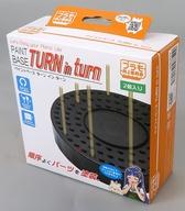 発売日 - メーカー プラモ向上委員会 型番 PMKJ017 JAN 4580474577599 備考 商品解説■エアーブラシやスプレーで塗装する時、塗装棒などに取付けたパーツの乾燥や重ね塗りにペイントスタンドが役立ちますが、パーツが多ければ多いほど、パーツが密集して取りづらくなったり、パーツ同士が接触して塗装が剥がれてしまうこともあります。また、重ね塗りの時、パーツごとの塗り回数が把握しにくく、均等に塗れずにムラになってしまう場合があります。【ペイントベース TURN in turn】は、塗装時にパーツを容易に整理しながら、乾燥や重ね塗りを効率よくできる回転式の塗装ベースです。本体表面にはたくさんの穴が設けてあるので、パーツのサイズに合わせて塗装棒などを置くことが可能です。塗装するパーツを円状に順序良く配置すれば、あとは本体を回転させるだけで、パーツ同士の接触もなく塗装したいパーツをすぐ手元に取ることができます。また、塗装したパーツを差し込んで順番に回すことで、重ね塗りの回数も分かりやすく、ムラなくパーツを塗装することができます。コンパクトサイズなので塗装を終えたパーツを立てたまま乾燥ブースに入れての乾燥や、使用後に重ねて省スペースに収納することも可能です。本製品は直径3mm規格の塗装棒、プラ棒、竹ひごなど対応致します。2個セット【商品詳細】サイズ：約φ111mm×H23mm(突起部分含まない)素材：PP 関連商品はこちらから プラモ向上委員会　