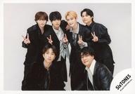 【中古】生写真(STARTO)/アイドル/SixTONES SixTONES/集合(6人)/横型・膝上/「MILESixTONES」グッズオフショット/公式生写真