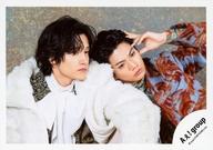 【中古】生写真(STARTO)/アイドル/Aぇ! group Aぇ! group/正門良規・佐野晶哉/横型・バストアップ/「Aぇ! group LIVE TOUR 2026 Runway」グッズオフショット/公式生写真
