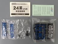 発売日 - メーカー バンダイ 型番 0129479 JAN 4543112330109 備考 商品解説■「Bトレインショーティー パート13」に、24系25形 銀帯 オロネ25がラインナップ。Bトレインショーティーは、車両のリアリティーをそのままに、長さの方向をショートカットしたマスコットモデルです。Nゲージ鉄道模型のサイズに合わせてありますので、共通パーツ(※別売)に交換すれば、Nゲージと一緒に遊ぶこともできます。接着剤不要、簡単な組み立ての塗装済みキットです。【商品詳細】付属品：ステッカーモーター：非搭載 関連商品はこちらから バンダイ　