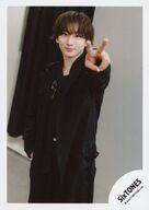 【中古】生写真(STARTO)/アイドル/SixTONES SixTONES/京本大我/膝上/「MILESixTONES」グッズオフショット/公式生写真