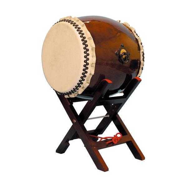 【太鼓サイズ】面：45cm　胴長：57cm 【素　　　材】皮：上質牛皮　胴：白宮木　金具：鉄製×2 【セット内容】太鼓本体・台座 【台座サイズ】縦幅：39cm　横幅：60cm　高さ：57cm 【太鼓含む】全高：102cm　面中心：70cm 初めての方にも安心してお使いいただける和太鼓 お手軽に、簡単に、誰でも気軽にすぐ始められます 横置き、斜め置きと2通りの置き方が可能長胴太鼓に上質の皮を使用し、より奥行きのある響きを奏でる太鼓に仕上げました。