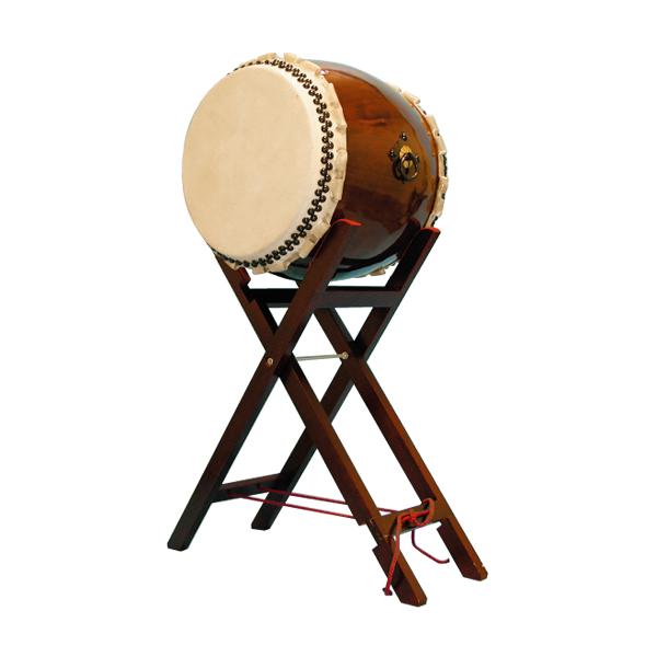 【太鼓サイズ】面：450mm　胴長：570mm 【素　　　材】皮：牛皮　胴：白宮木　金具：鉄製×2 【皮　材】上質皮 【胴構造】あわせ胴 【胴硬さ】★★★ 【胴重さ】★★★ 【セット台座】八丈台座 【台座サイズ】縦幅：390 mm　横幅：900 mm　高さ：940 mm 【太鼓含む】全高：1410 mm　面中心：1090 mm 縁打ち対応可長胴太鼓に上質の皮を使用し、より奥行きのある響きを奏でる太鼓に仕上げました。