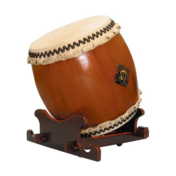 【太鼓サイズ】面：480mm　胴長：580mm 【素　　　材】皮：牛皮　胴：楡けやき　金具：鉄製×2 【皮　材】上質皮 【胴構造】あわせ胴 【胴硬さ】★★☆ 【胴重さ】★★☆ 【セット台座】万能台座 【台座サイズ】縦幅：650 mm　横幅：680 mm　高さ：230 mm 【太鼓含む】全高：770 mm　面中心：460 mm 高級木材「楡けやき」で胴を構成 鼓面は上質皮使用 1台で4通りの打ち方可能 伏せ置き・斜め置き・屋台置き・三宅置き楡けやきはケヤキと同科の木材で、木目のはっきりした美しい胴が特長です。