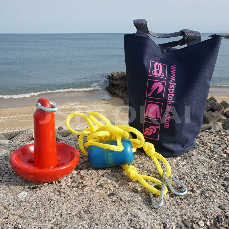 砂地での使用に効果的です。 海底(川底)などに引っ掛けるのではなく、アンカー自体の重さで留めます。 表面はPVCコーティングが施されているため船体へのキズと錆を防ぎます。 【商品仕様】 ■セット内容：アンカー・フロート付きロープ(長さ約5m)・フック2個 ■重量：3kg ■材質：PVCコーティング ■適応：PWC( 水上バイク)・ゴムボート・バスボートなどに ■サイズ：約Φ15cm×本体の高さ約17cm(シャックル含まず) ※ご使用前に都度、シャックルの締め付けをご確認ください。 ※ゆるみがある場合は、外れの原因となりますので必ず締めてご使用ください ※海外製造品のためPVCコーティングにムラがある場合があります。 【バッグ】 防汚・防水性の高い生地はアウトドアシーンの小物収納にも 底一面にはクッションパッドがあるのでアンカーバッグとして便利 口が大きく開くので小物の出し入れが簡単 バッグの中身が出にくいようするトップボタンあり ■商品サイズ：底面直径19cmx高さ34cm 【ロープ】 ロープ長さ約6m（フック2ケ付） 【ご注意】 ※フェンダーなど撮影小物はセットに含まれません。 ※商品の形状の都合上、同梱できない商品がございます。