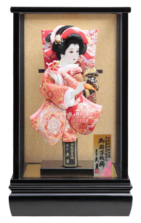 送料無料　久月作　振袖押絵・金襴振袖・黒塗ケース　ガラスケース入り羽子板飾り〈はごいた 押し絵羽子板 振り袖 振りそで お節句祝い 羽子板飾り お正月飾り 初正月 鞠付き 東京久月羽子板ケース飾り〉