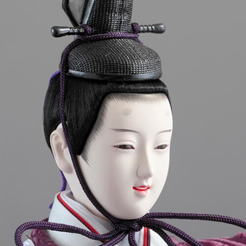 送料無料　久月監製　雛人形　金彩刺繍　衣装着立雛親王　木製平台飾り　〈御雛様 お雛様 お雛さま おひな様 おひなさま お雛飾りおひな飾り お内裏様お姫様 雛祭り ひな祭り衣裳着ひな人形 二人飾り雛2人飾り 桃の節句 殿姫飾り 立ち雛立親王飾り〉