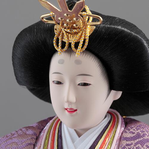 送料無料　久月監製　雛人形　金彩刺繍　衣装着立雛親王　木製平台飾り　〈御雛様 お雛様 お雛さま おひな様 おひなさま お雛飾りおひな飾り お内裏様お姫様 雛祭り ひな祭り衣裳着ひな人形 二人飾り雛2人飾り 桃の節句 殿姫飾り 立ち雛立親王飾り〉