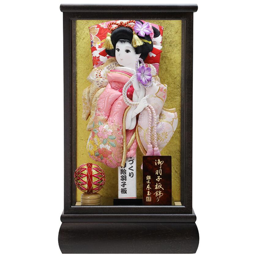 送料無料　東玉作　9号　立体振袖ピンク刺繍　ガラスケース入り羽子板飾り　【優/木目ケース】　〈振り袖 振りそで押し絵 初節句祝い お節句祝い お正月飾り 初正月 初節句飾り 雛人形脇飾り 雛匠東玉のはごいた 羽子板 押絵羽子板 押し絵〉