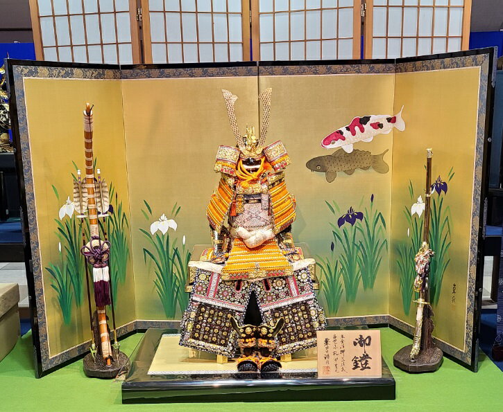 送料無料 東玉監製 粟田口清信作 五月人形 13号大鎧 木製平台飾り 【極上当世小札緋縅・裾裏】〈5月人形出し飾り よろいかざり 鎧平飾り 甲冑飾り 鎧セット ...