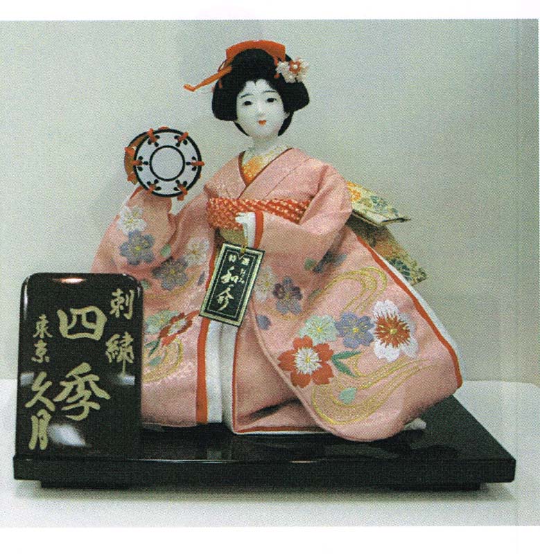 久月作　日本人形（尾山人形）　刺繍　6号　【四季】（桃）　Japanese doll　〈日本の伝統品　にほんにんぎょう　和人形　お人形　和の置物・お飾り・インテリア　日本のおみやげ　海外・外国へのお土産・プレゼントにもおススメです！　通販〉