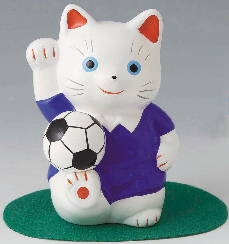 開運招福の縁起物、笑う門には福来る！　陶器製　サッカー招き猫 (青)　ねこ高さ11cm　Beckoning Cat　Welcoming Cat　Lucky Cat　Fortune Cat　〈まねきねこネコのフットボール football soccer スポーツテーマ 動物の置物 どうぶつのおかざりインテリア〉 1