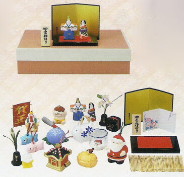 化粧箱入り 陶器製のかわいらしい、鏡餅+凧(紙)・小鬼+こん棒・雛人形・花瓶入り桜+重箱・鯉のぼり・紫陽花・ブタ蚊遣器・金魚鉢・月見団子+薄・お神輿・俵と雀・サンタクロースに飾り台+お屏風の盛りだくさんセットです!Japanese four seasons by earthenware goods